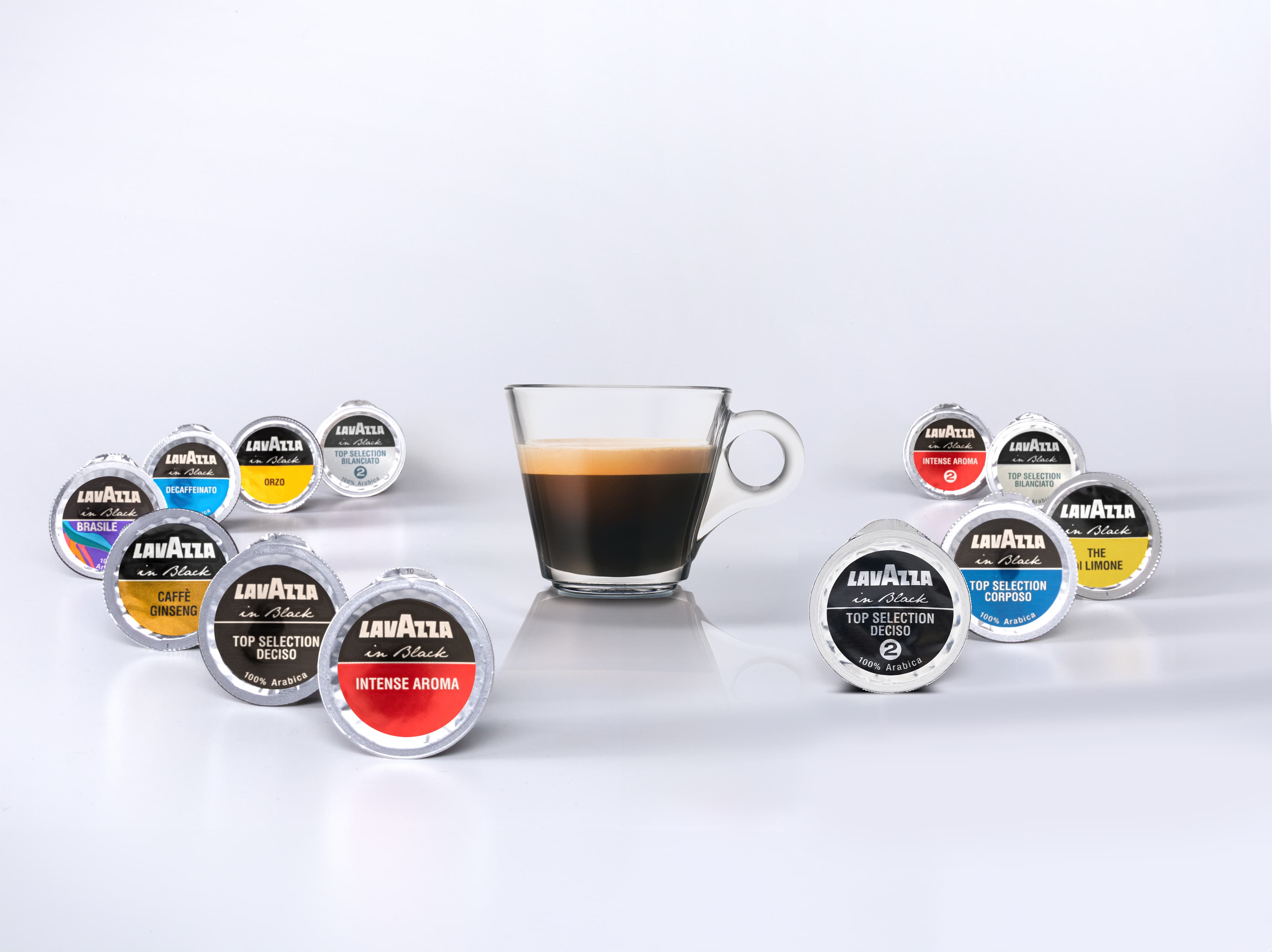 Selezione di capsule Lavazza in Black con tazzina di caffè